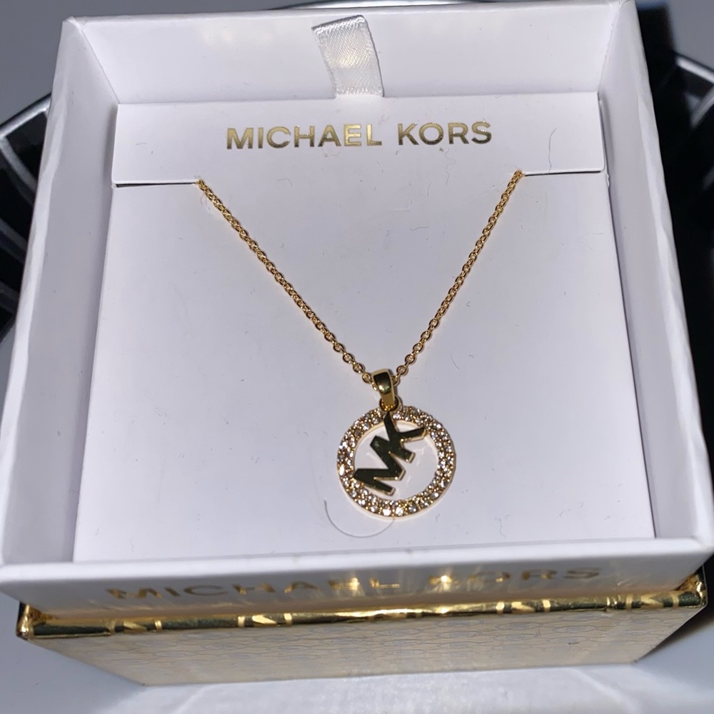 NEW MICHAEL KORS MK NECKLACE GOLDTONE WITH STUDS CIRCLE INCLUDES MK GIFTBOX
